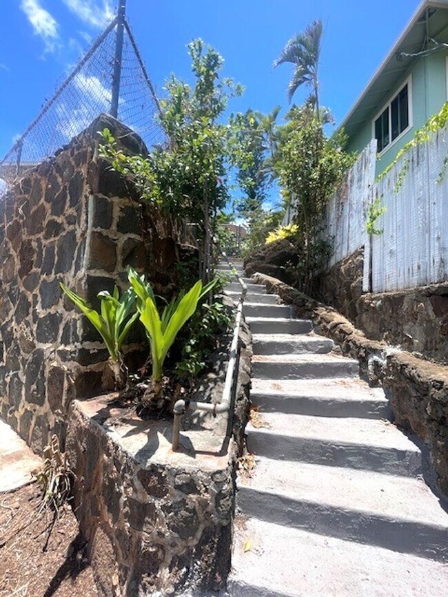 Building Photo - 3 Bedroom / 1 Bath home in Kaimuki