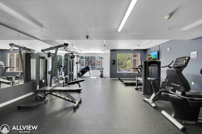 Building Photo - Location, Luxury, and Lifestyle – Top Floo...