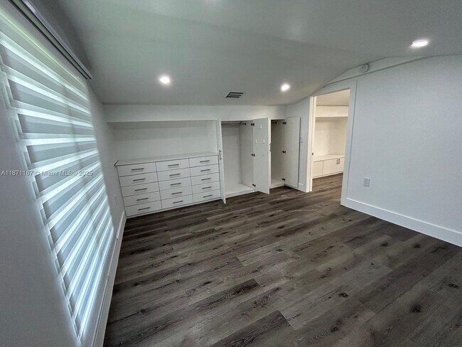 Building Photo - 6208 SW 123rd Ave