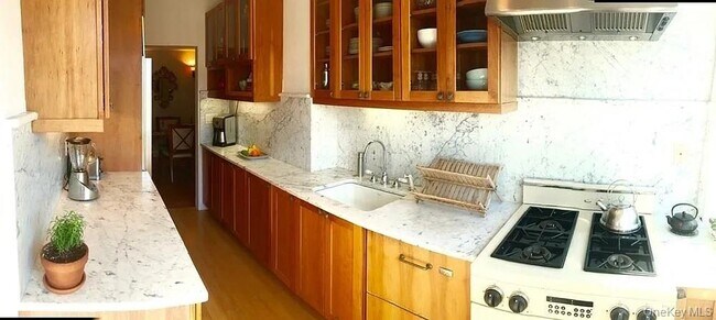 Building Photo - 118 8th Ave