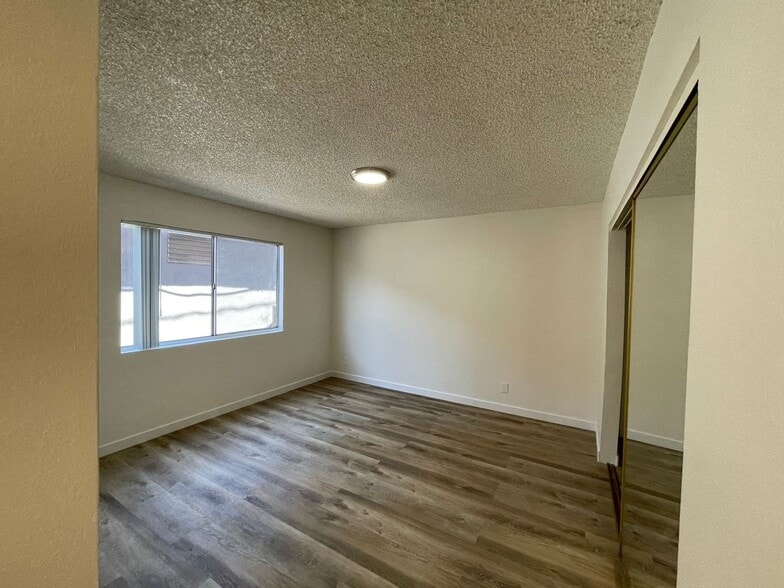 Building Photo - 221 W Elm Ave