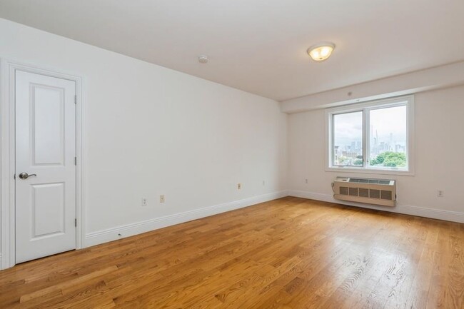 Building Photo - 125 43rd St