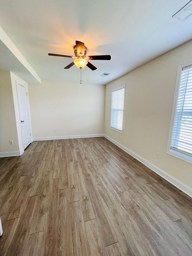 Building Photo - Nice 2 Bedroom, 2.5 Bath Townhouse