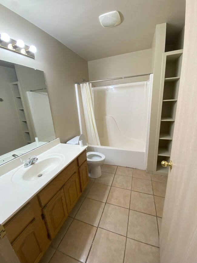 Building Photo - 110 W 5th St