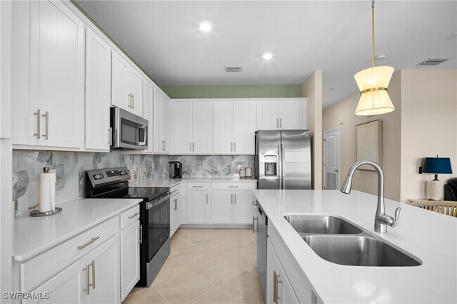 Building Photo - 15285 Grn Acrs Ave