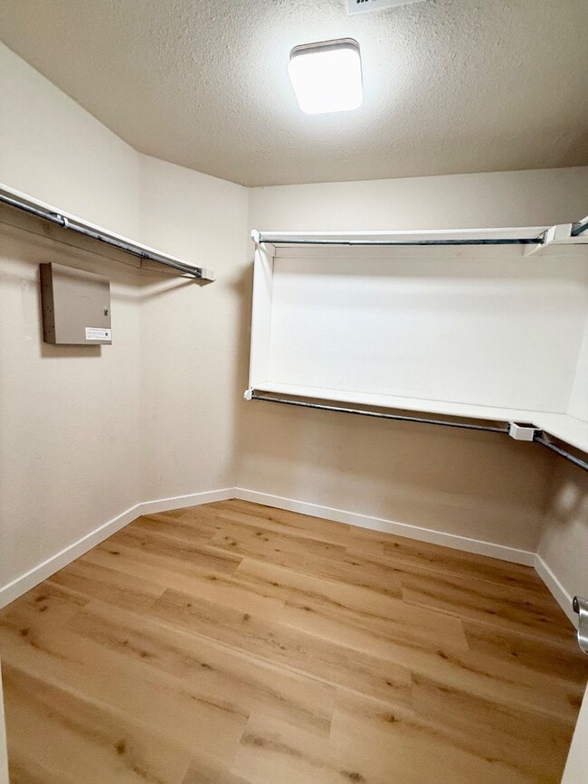 Building Photo - 6003 Fox Run Way