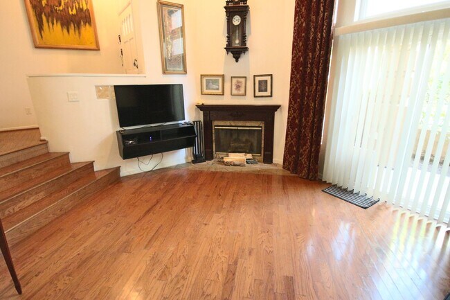 Building Photo - 3 Bedroom UTC/La Jolla Townhome