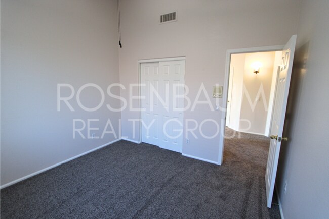 Building Photo - 5-beds, 3-baths Waterfront home in Gilbert...