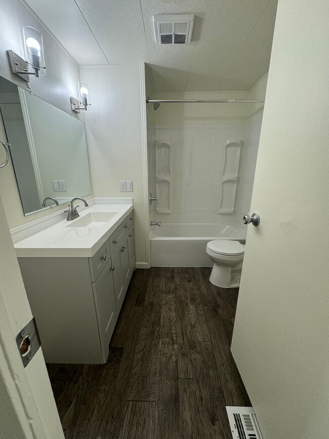 Building Photo - 2 Bedroom 1 Bathroom for rent 675 Square feet