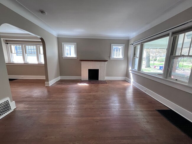 Building Photo - 3 Bedroom Duplex on a Brick Cul-de-sac, Blocks From Eastown and Cherry Hill!