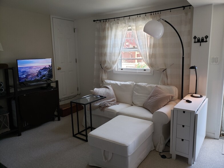 Large window, media available - 4633 Clark Pl NW