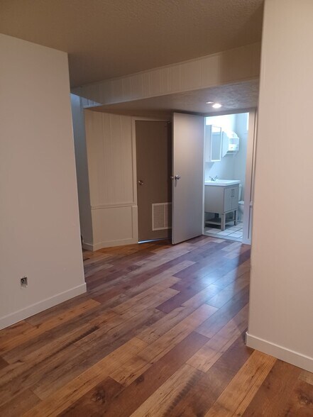 Building Photo - 705 Canyon View Drive