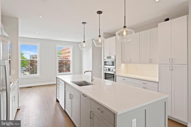 Building Photo - 203 Montgomery St