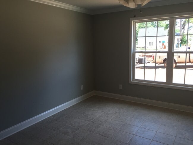Building Photo - Move-in Ready!