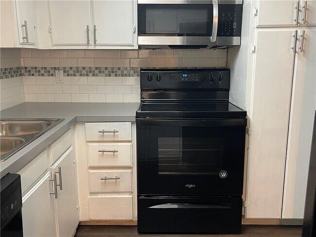 Building Photo - 305 E Croslin St