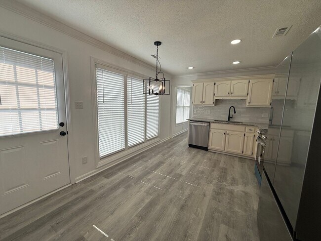 Building Photo - 425 Autumnwood Dr SW