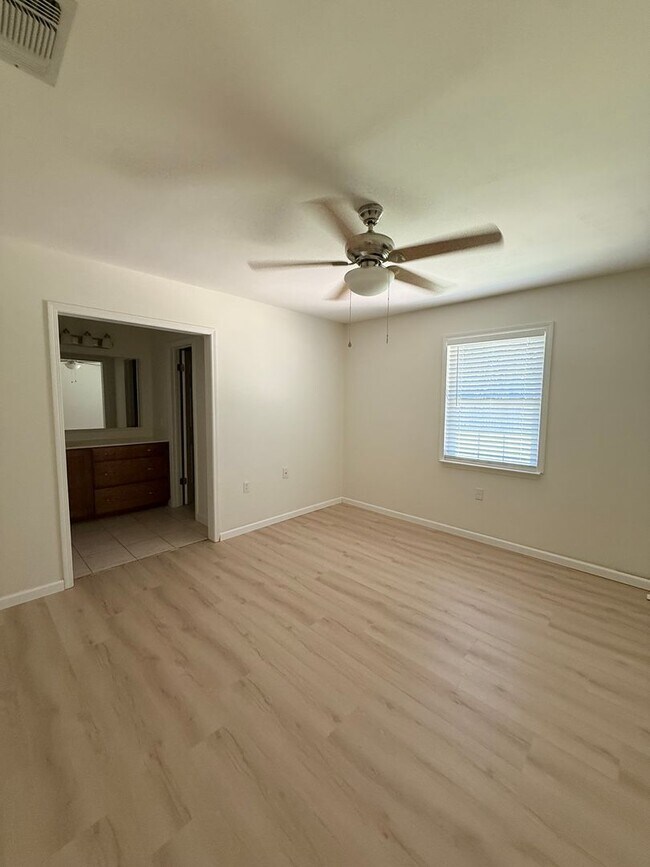 Building Photo - New Listing!