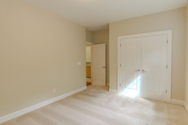 Building Photo - 4Bd/4Ba Seattle Home