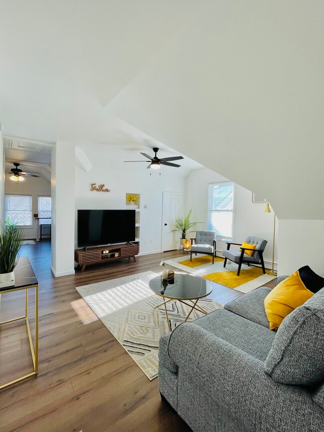 Building Photo - 143 Oak St