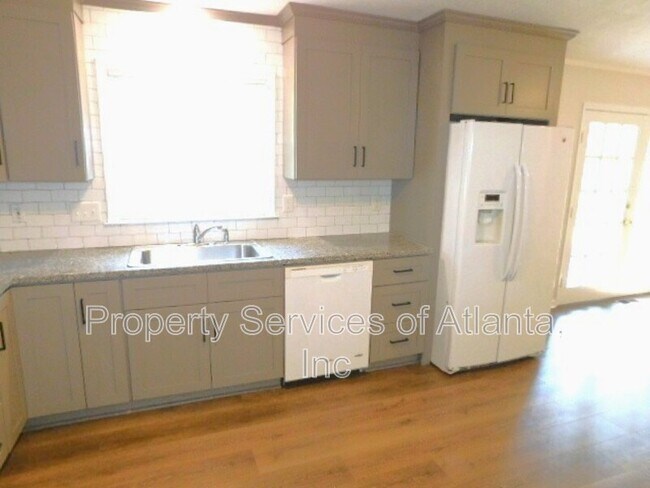 Building Photo - 879 Forest Ridge Dr SE