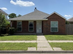 Building Photo - 1402 SW 23rd St