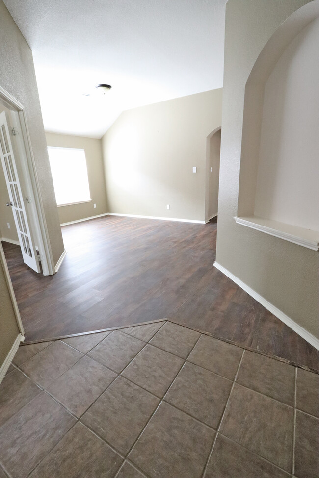 Building Photo - 1000 Warbler Ln