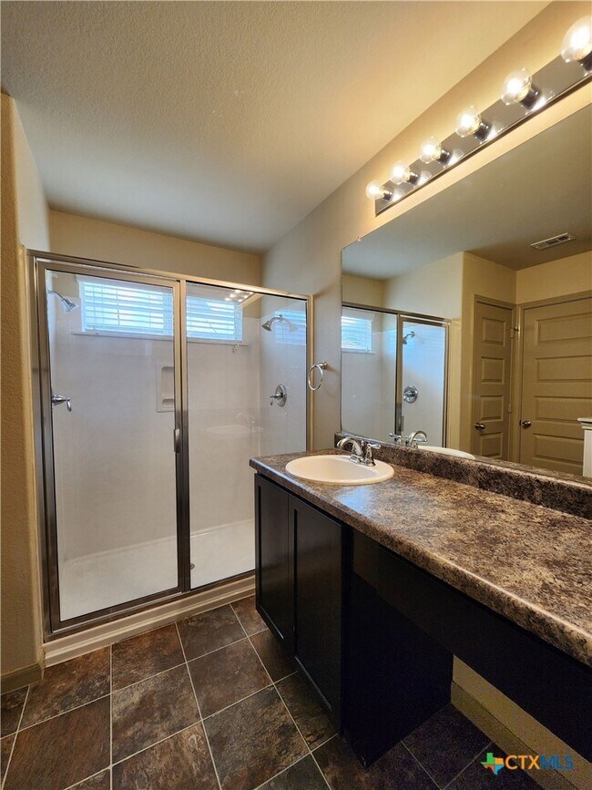 Building Photo - 789 Great Oaks Dr