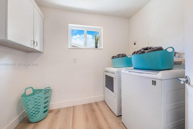 Building Photo - 18641 Belview Dr