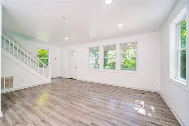 Building Photo - 629 S Rd