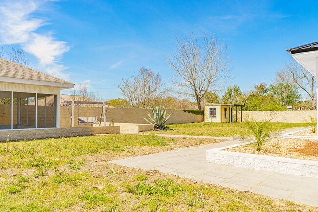 Building Photo - 2115 Stallion Rd
