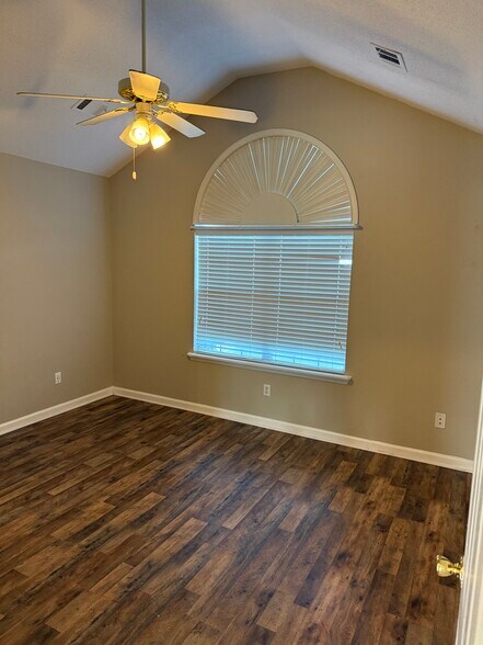 Building Photo - 116 E Pointe Cir