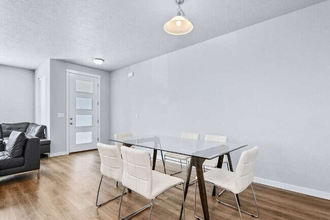 Building Photo - 401 N Tessa Ave