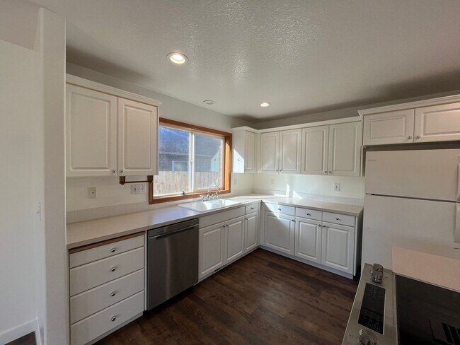 Building Photo - Amazing 3 Bd 2 Bath home in Historic Gladstone! Attached garage and Private yard! Easy access to ...
