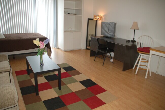 Building Photo - 21 W Goethe St