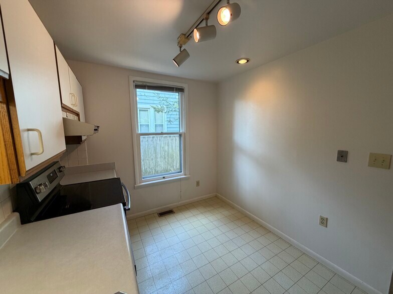 Building Photo - 789 Ebner St