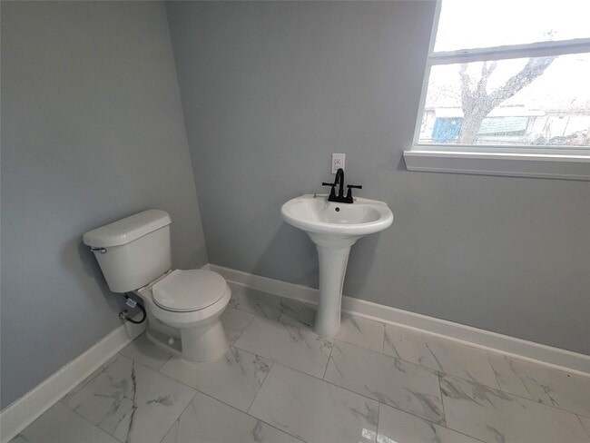 Building Photo - 4859 Bellnole Dr