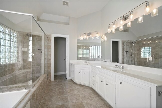 Building Photo - 650 Westcross St