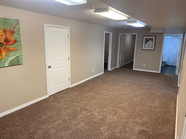 Building Photo - 3 Bedroom 2 Bath Basement Apartment of Sin...