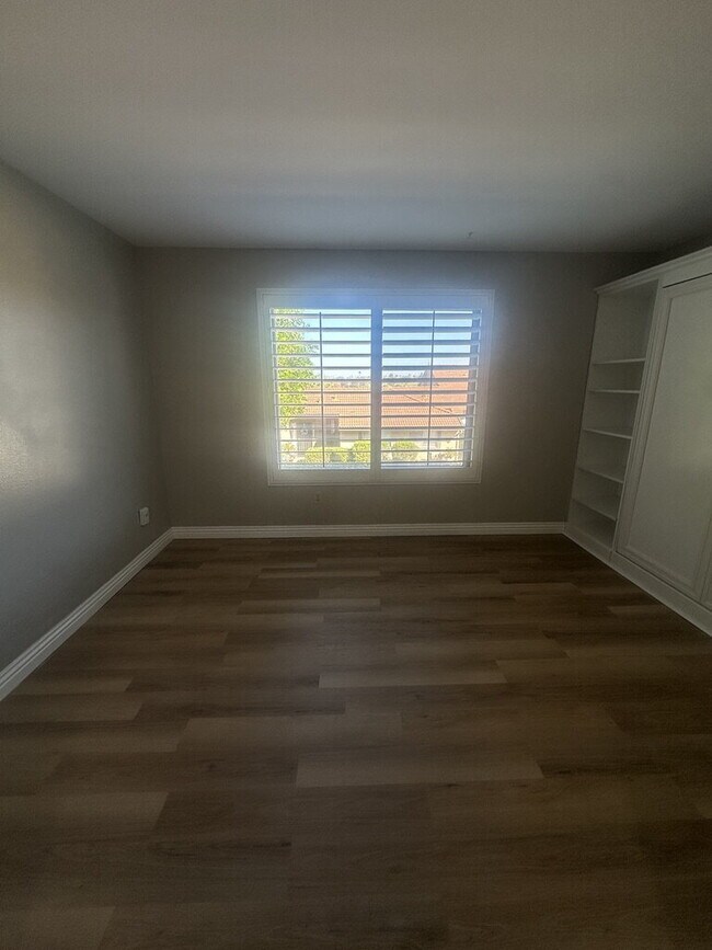 Building Photo - $3,400 - Charming Ground-Floor 2 Bed / 2 Bath Condo in Desirable Oaks North 55+ Community