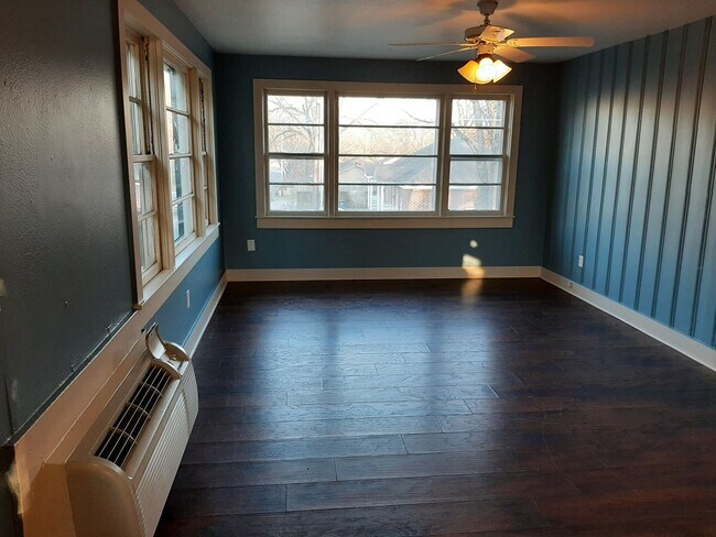 Building Photo - 609 N Oak St