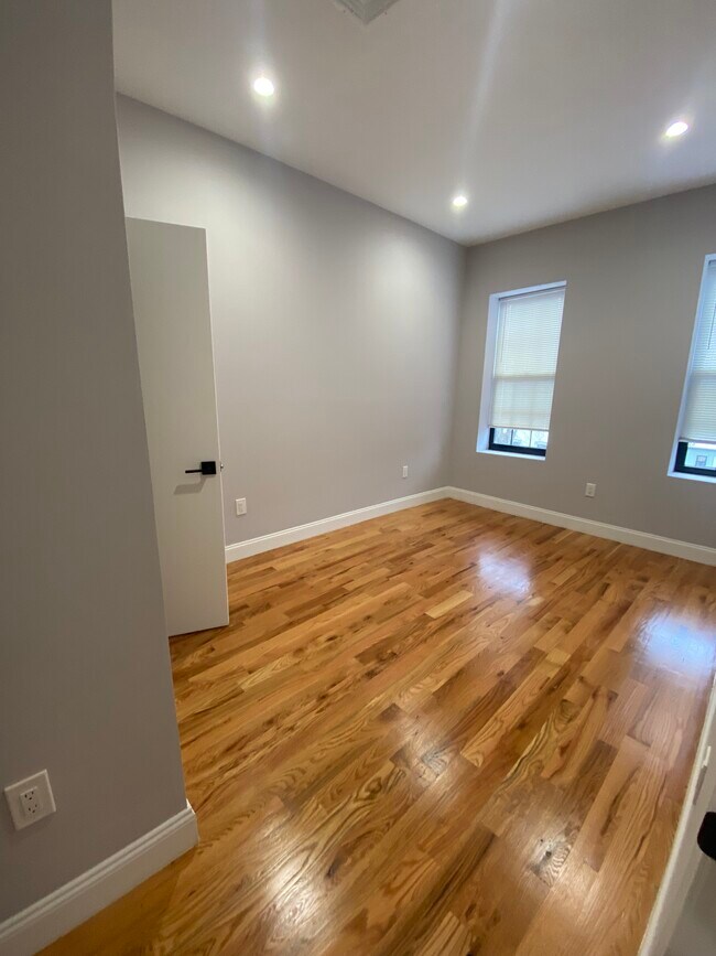 Building Photo - 139 Hemlock St