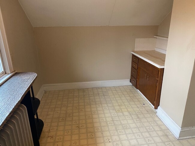 Building Photo - Spacious 5 - Bedroom Home for Lease in Akron