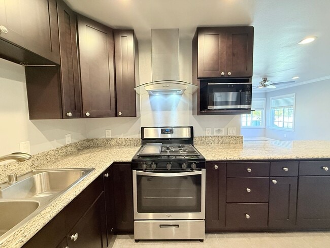 Building Photo - 6660 Charlesworth Ave