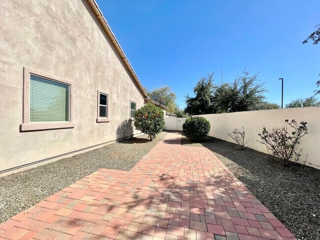 Building Photo - 638 E Charlevoix Ave