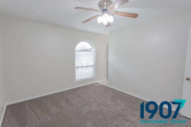 Building Photo - 1852 Sunrise Dr