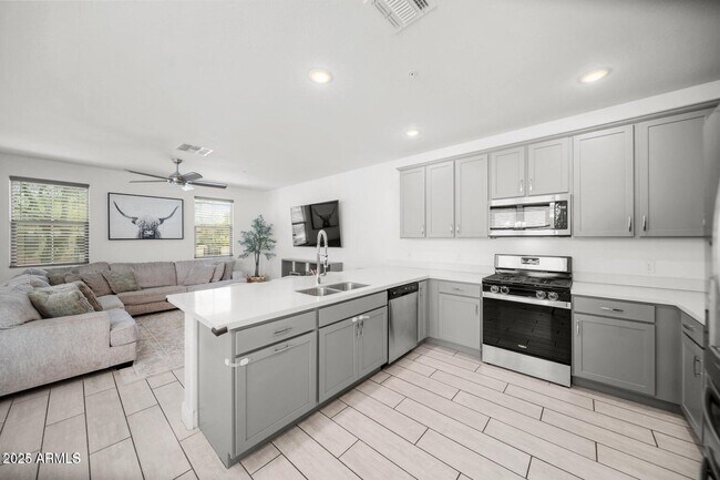 Building Photo - 20872 W Thomas Rd