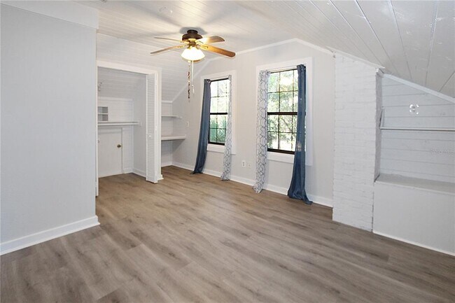 Building Photo - 289 W Lakeview Ave