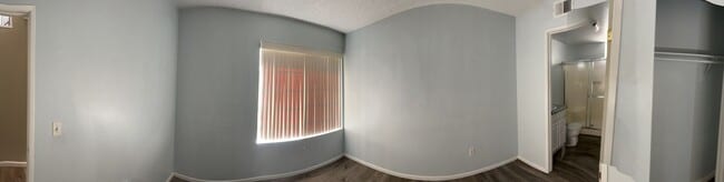 Building Photo - Spacious 2 bedroom condo with garage