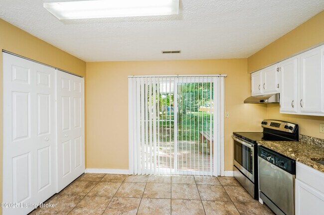 Building Photo - 2808 Six Mile Ln