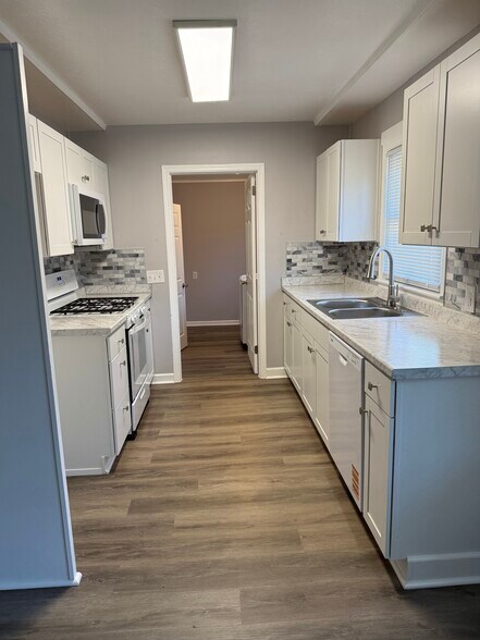 Kitchen - 110 Gilliland Ave